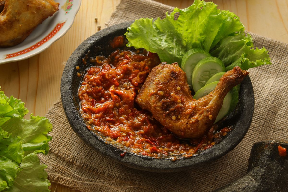 Kuliner Merakyat: Ayam Penyet Sambal Terasi Bikin Bahagia